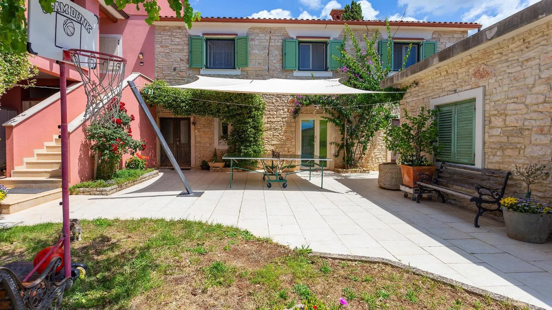 5 Bedroom Cozy Home In Galizana