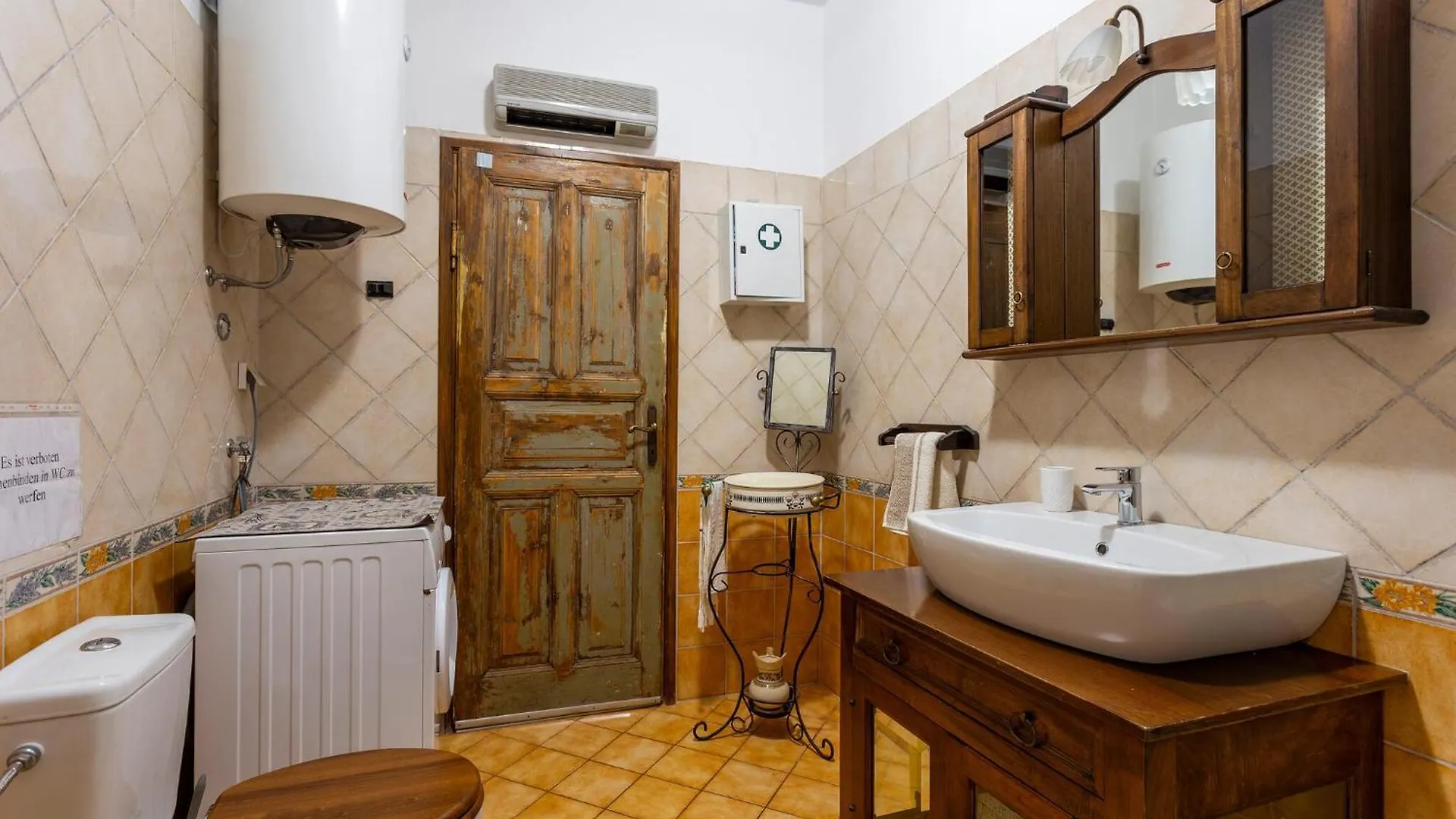 5 Bedroom Cozy Home In Galizana 0*,