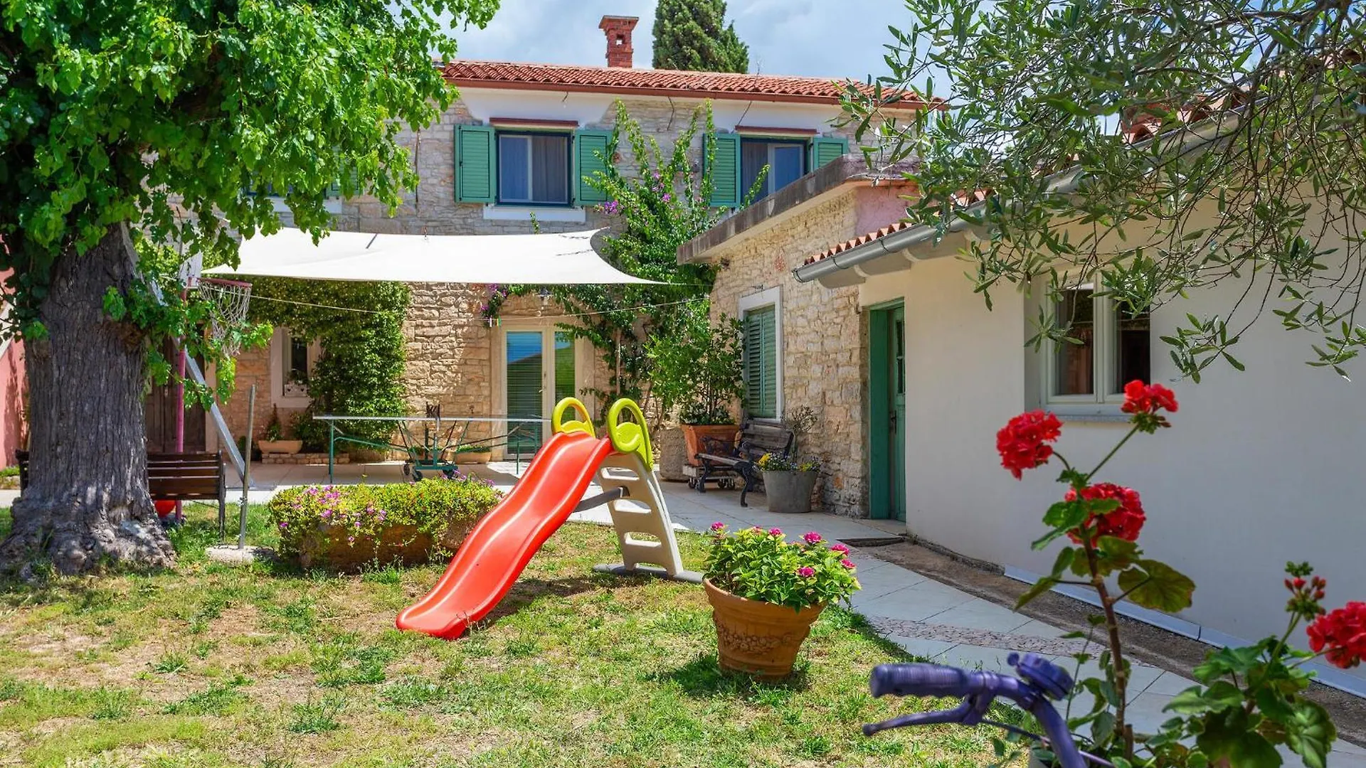 5 Bedroom Cozy Home In Galizana