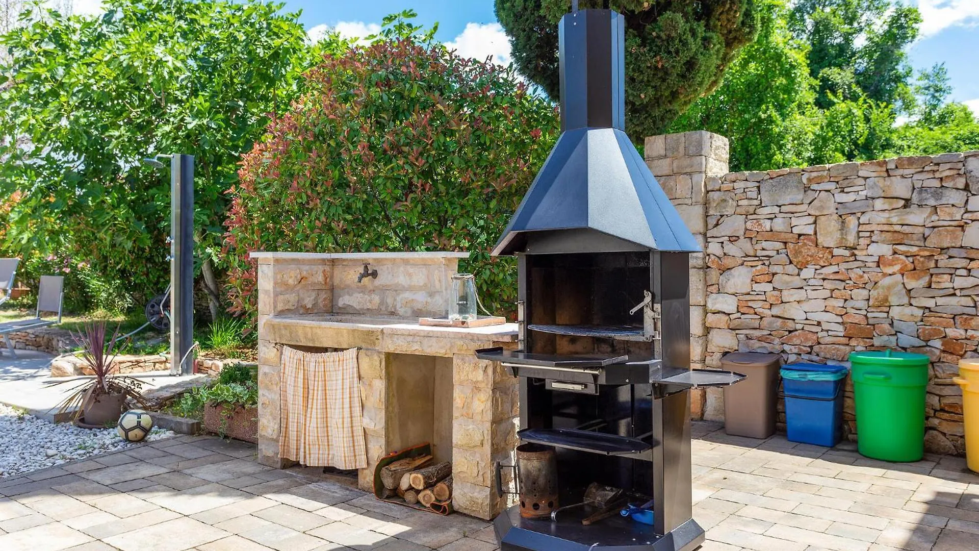 5 Bedroom Cozy Home In Galizana