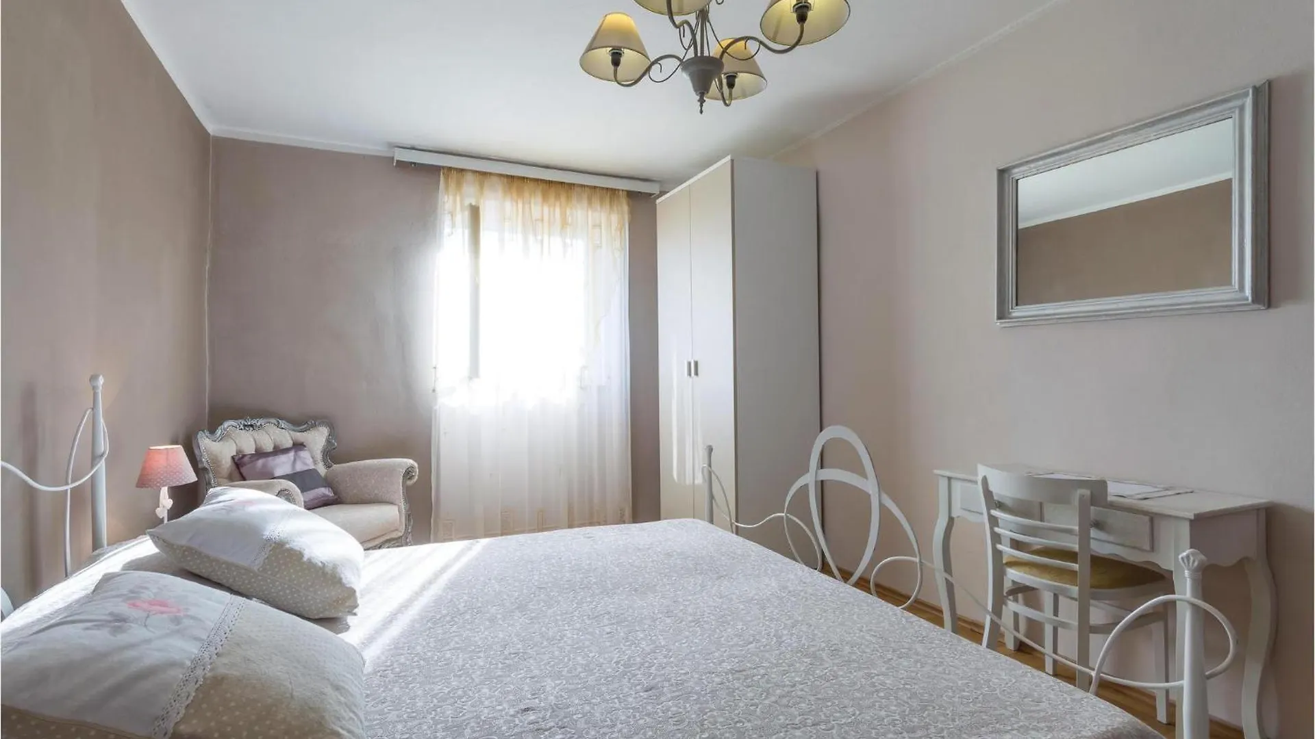 5 Bedroom Cozy Home In Galizana