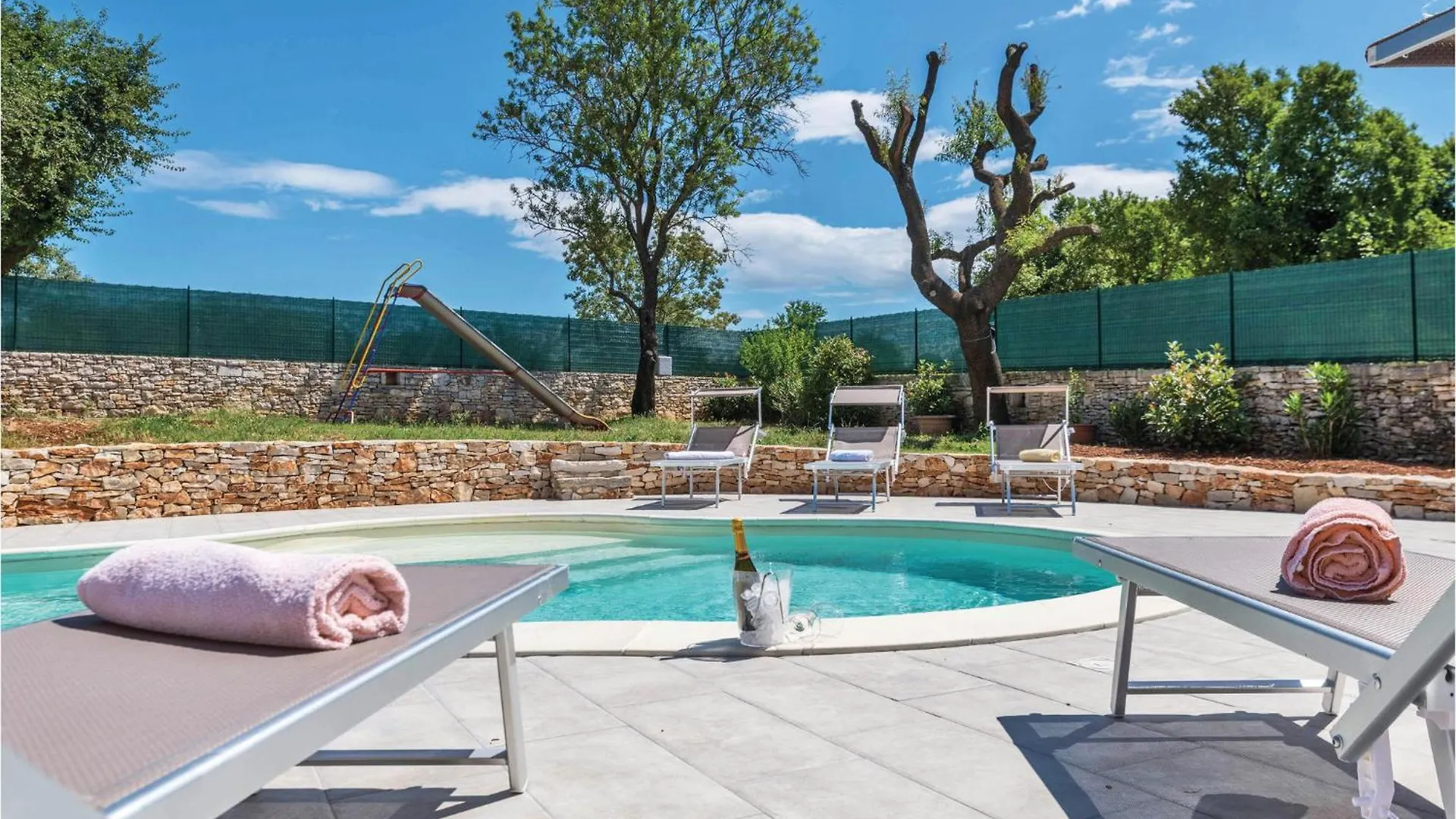 5 Bedroom Cozy Home In Galizana