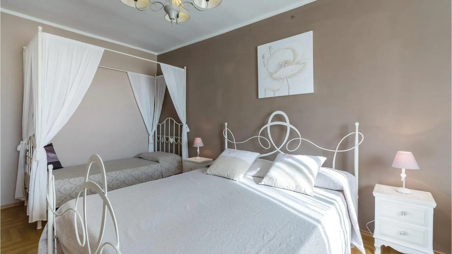 Holiday home 5 Bedroom Cozy Home In Galizana
